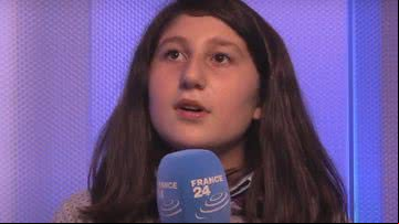 Myriam Rawick durante entrevista - Reprodução/Vídeo/ 24