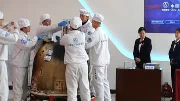 Cientistas da missão Chang'e-6 recolhendo amostras trazidas da lua - Reprodução/Vídeo/YouTube