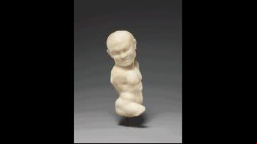 Uma pequena estátua de mármore de um anão do Egito Antigo - Reprodução/Metropolitan Museum of Art