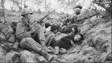 Soldados americanos protegendo crianças vietnamitas durante a guerra - Getty Images