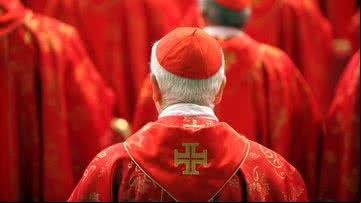 Cardeal de costas durante conclave de 2013 - Getty Images