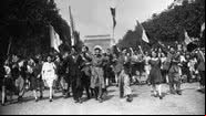 Multidão comemora fim da Segunda Guerra em Paris - Getty Images