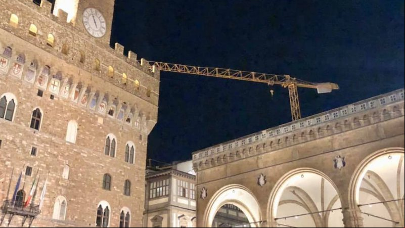 Guindaste Instalado em frente às Galerias Uffizi, em Florença, Itália - Reprodução/Facebook (Gru in Florence)