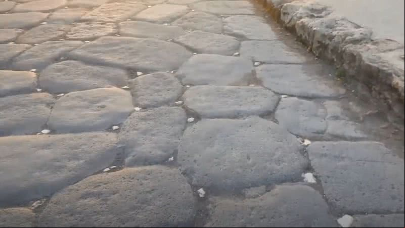 Registro dos 'olho-de-gato' em Pompeia - Divulgação/Vídeo/Youtube/ Martin Faulks
