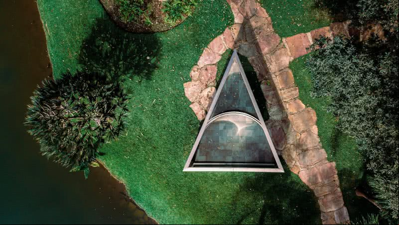 Dan Graham, Bisected triangle, Interior curve, 2002, [vista aérea]. - Brendon Campos